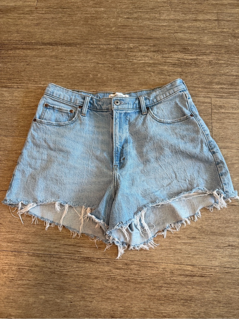 Abercrombie & Fitch 90s Relaxed Cutoff Short